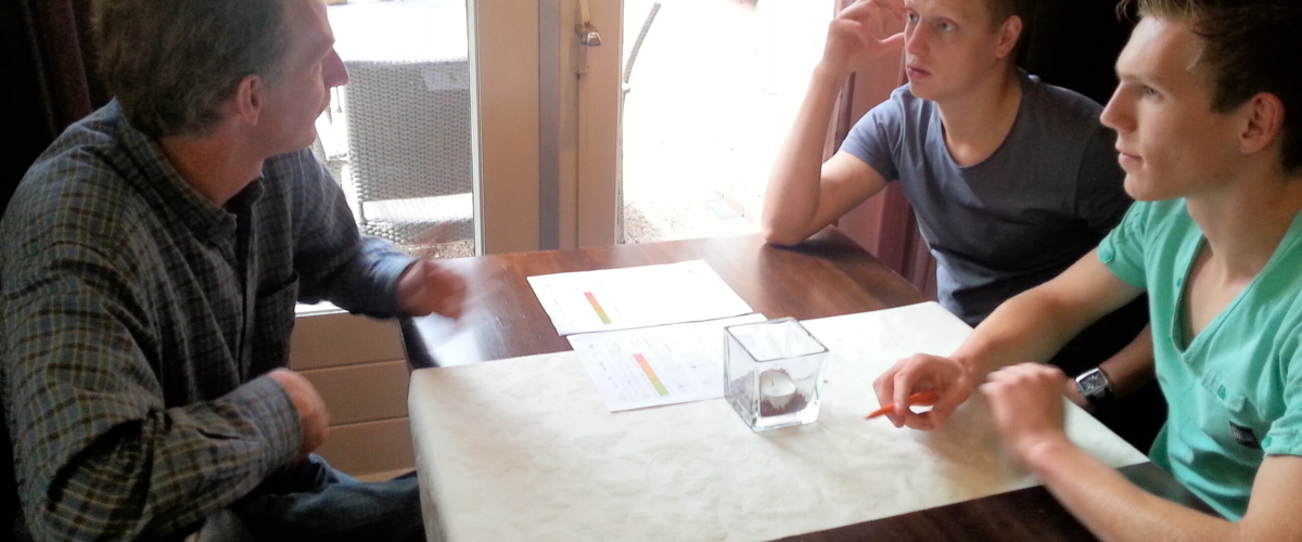 Studenten adviseren veehouders na spitten in  Achterhoekse bodem